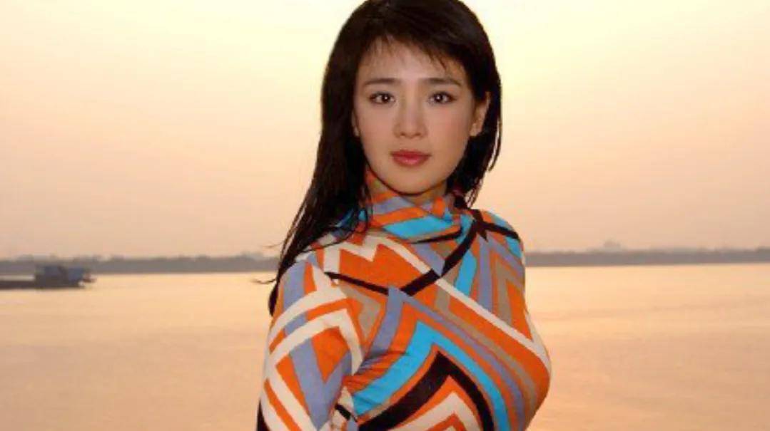 《狗剩快跑》周显欣:撞脸巩俐,弃医从艺,与制片人闪婚,怀孕也一波三折