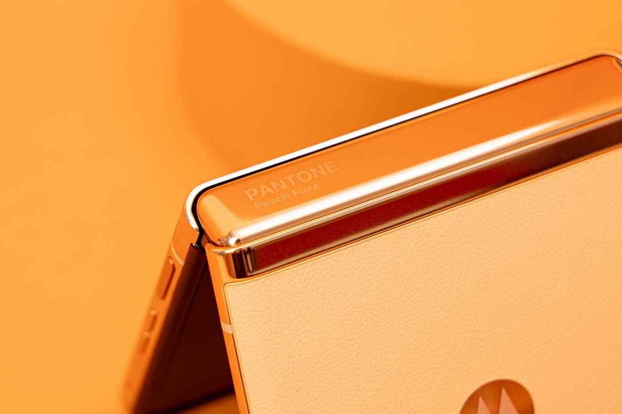 peach fuzz的logo,这标志着它是得到认证的纯血pantone 13-1023柔和