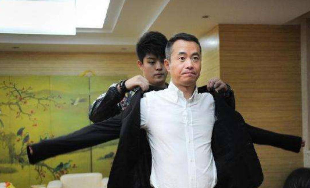 从央视名嘴到"阶下囚",年近50岁的邱启明,今生活幸福