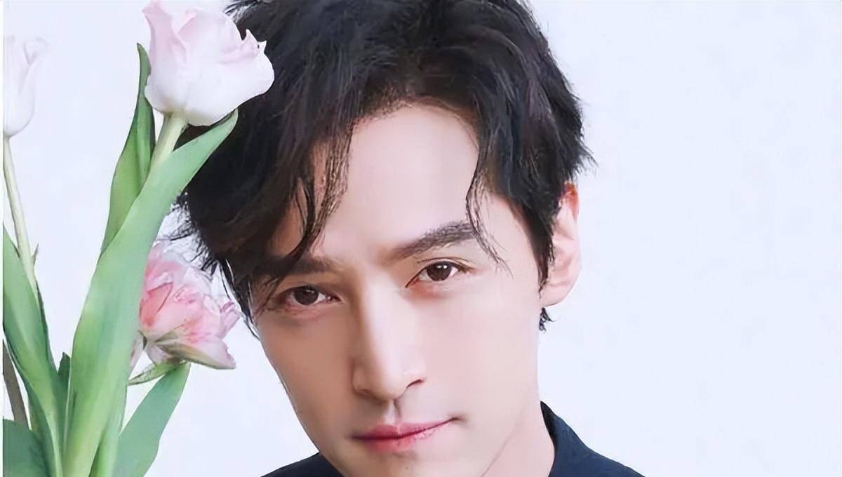 一句"你为什么会犯下如此大的错",也比阳光少年更显立场.