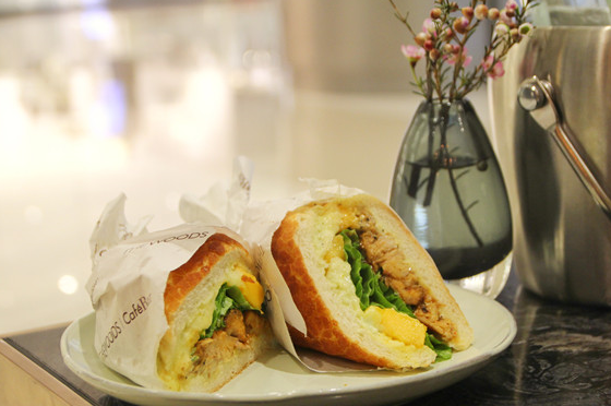 吃沙拉和三明治,当然要搭配一杯翻越万水千山,只为今日相见.