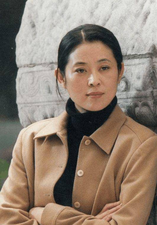 倪萍:五次恋爱,三婚两离,同居六年惨被抛弃,47岁收获真正爱情_姥姥