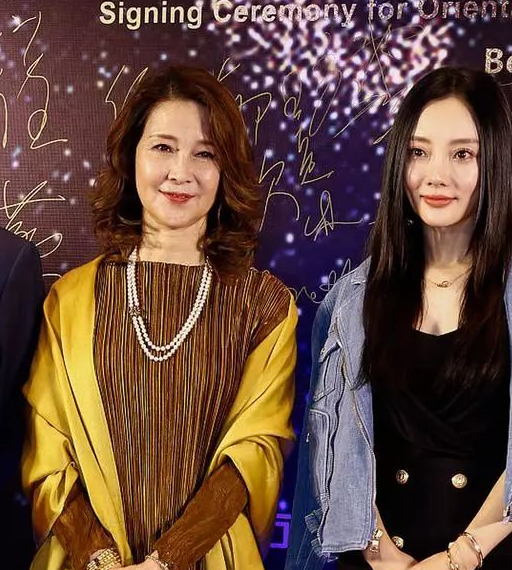 李小璐妈妈发话了:"有事妈扛着"!这样的霸气别怪娃坑_孩子_家长_桌子