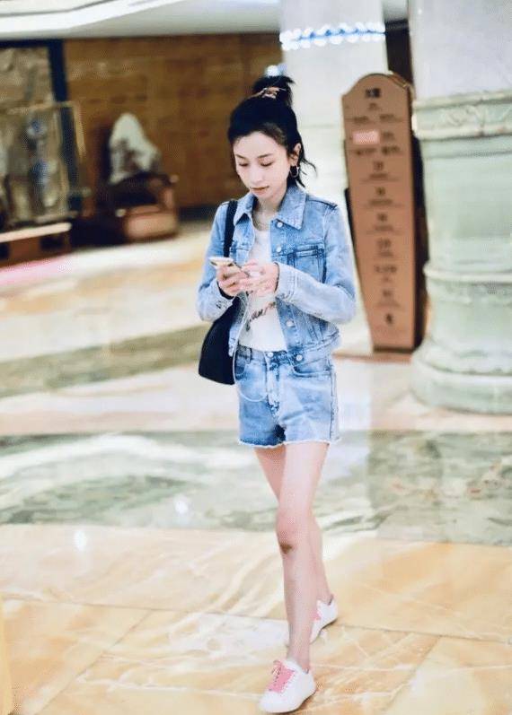 "明玉"姜梓新是有多瘦!穿粉色连衣裙亮相,看这手臀真有60斤?