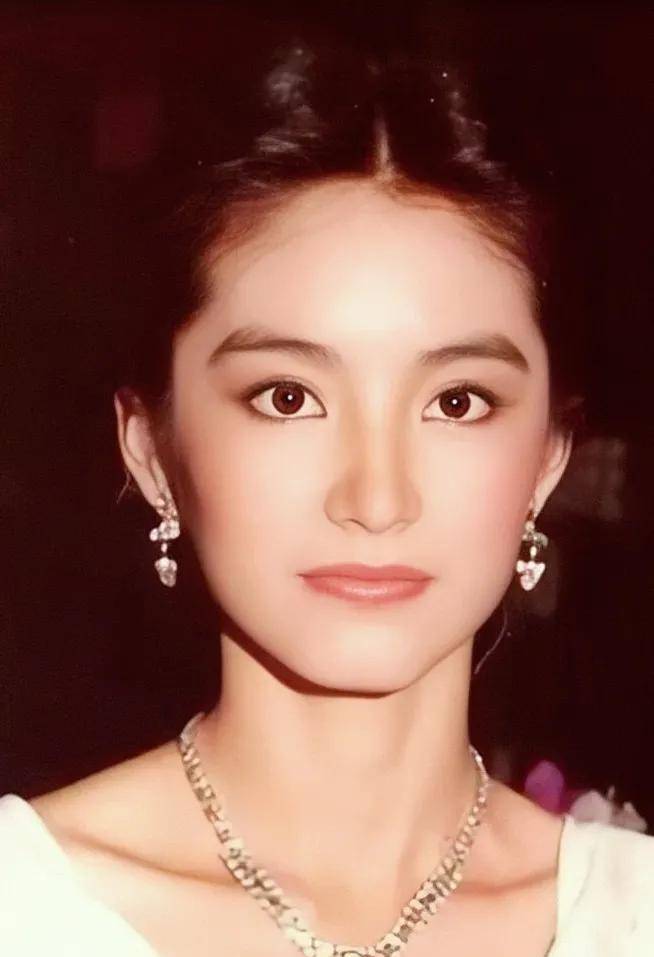 看了刘晓庆再看林凤娇和林青霞,同样70岁,却像奶奶和孙女!