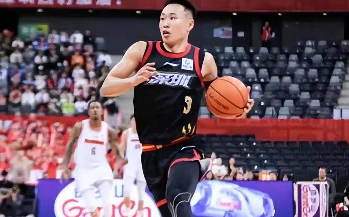 胡明轩上篮打进率先拿到两分,贺希宁突破篮下予以回应,广东男篮连续三