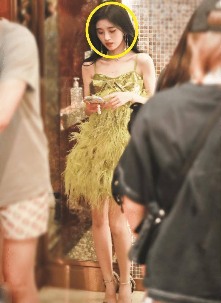 随后鞠婧祎就拉着经纪人的手