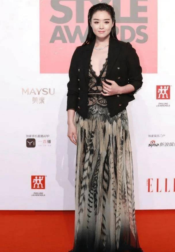 蒋欣造型又翻车了,深v连衣裙配黑西装显胖10斤,终于信有130斤_黑色