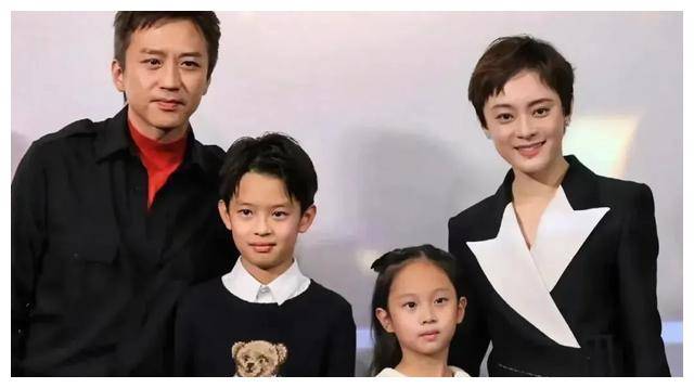 董洁儿子留胡渣,邓超儿子卷发大变"星二代"形象!_小时候_长相_孩子