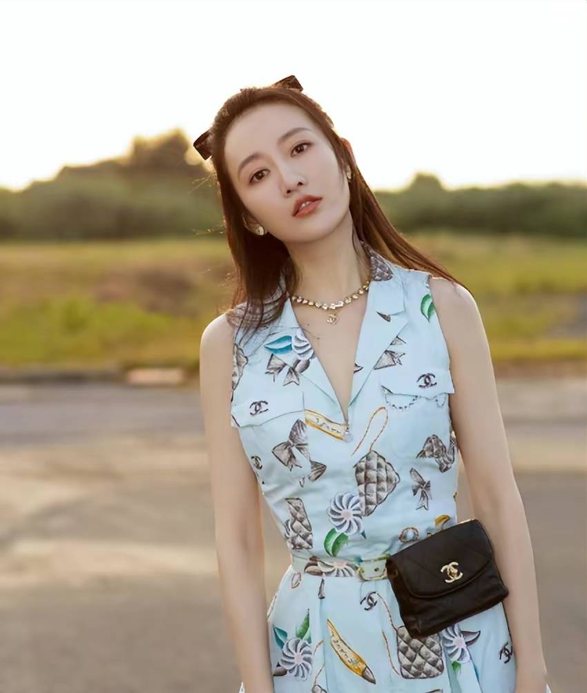 王鸥曝光了一组素颜戏水照,展现出细腻肌肤,引发了粉丝们的热议.