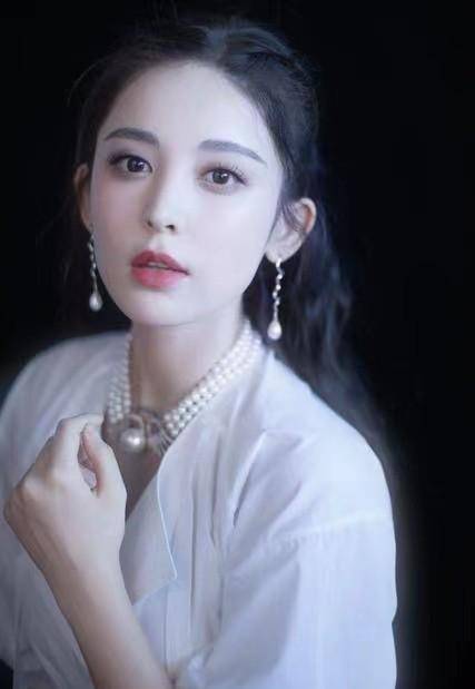 新疆异域时尚女星大比拼,各个貌美如花,谁说成名一定要靠颜值?