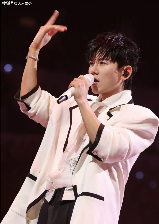 实力派歌手张杰不仅有独特的嗓音,更是一位出色的表演者.