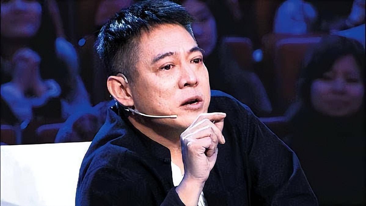 李连杰近照曝光:扎小辫,满脸黑色老年斑,和利智跪坐念经引热议_尼泊尔