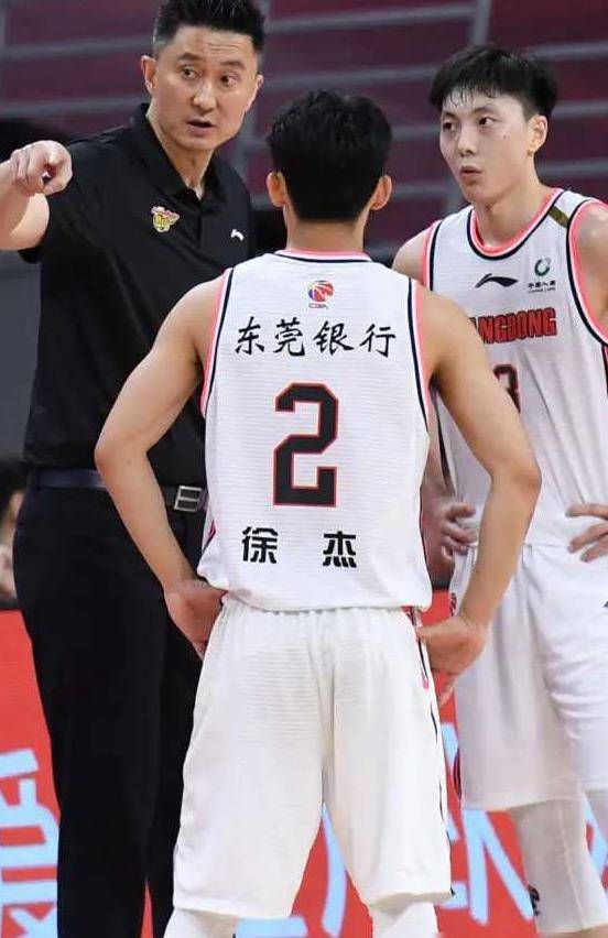 宏远全队都不想赢,只有_徐杰_比赛_球员