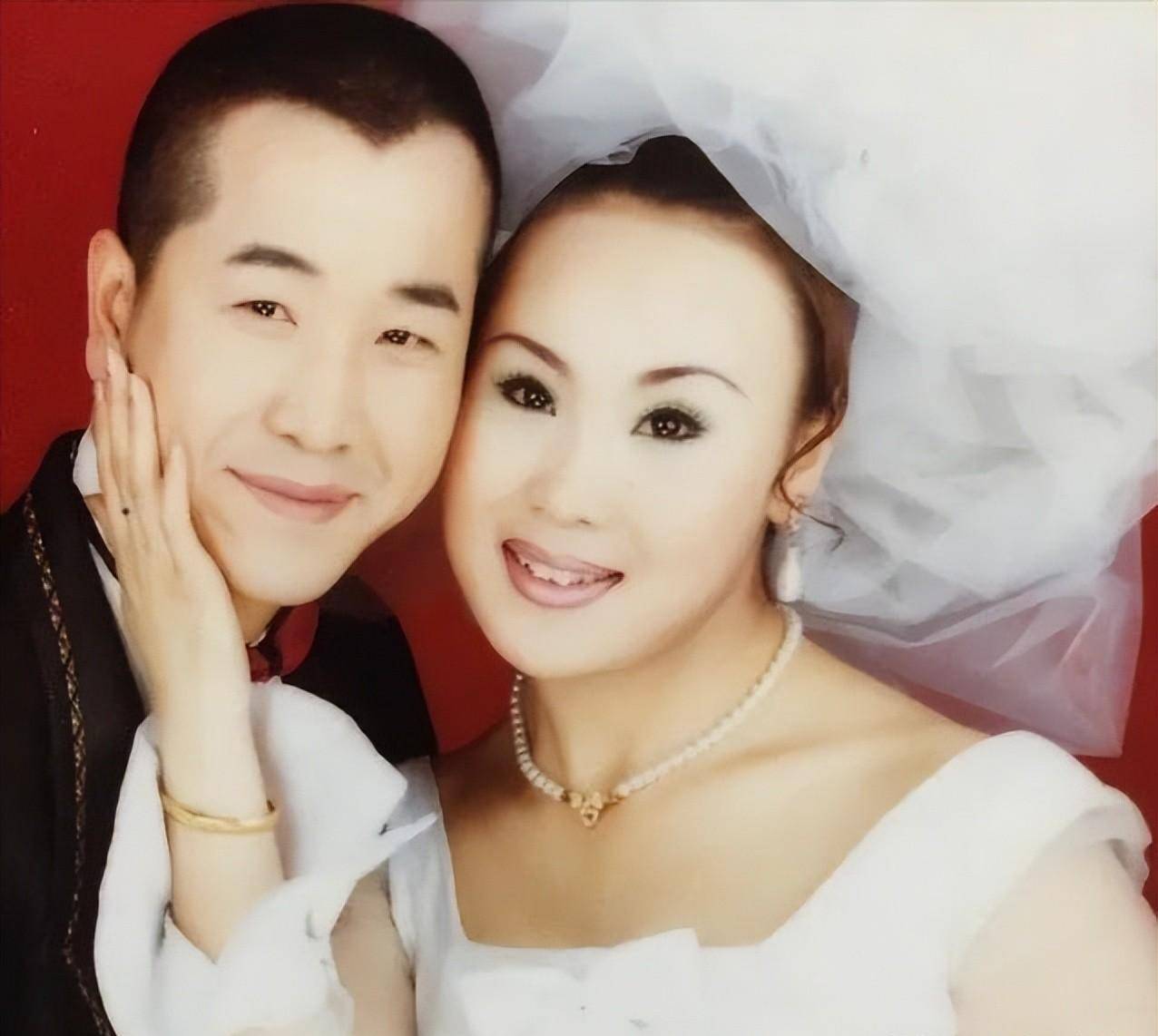 "刘能"王小利:二婚娶20岁李琳,52岁当爷爷,一家五口很幸福
