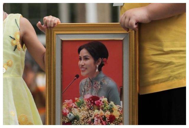 39岁诗妮娜德国独居生活滋润,近照曝光,一袭运动服嫩如高中生_王室