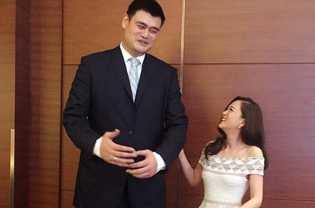 首先,我们先来看看普通人站立与姚明合影的身高差异.