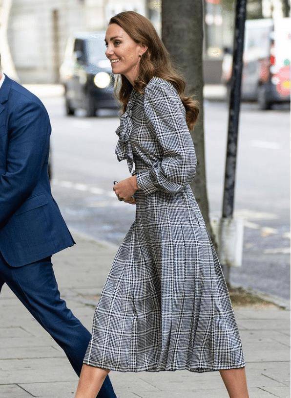 凯特王妃真是气质穿搭模板,蓝色大衣配高领毛衣,简约高级_款式_方式