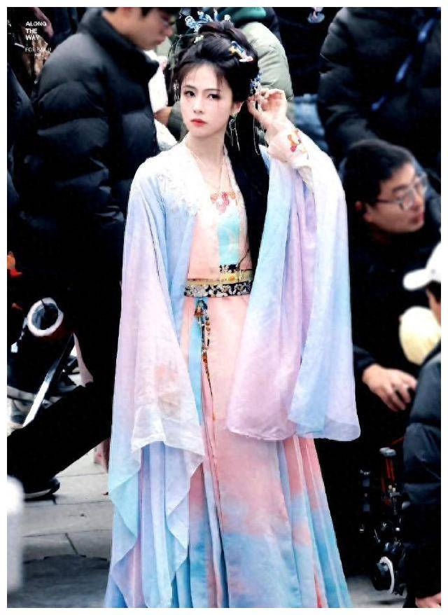 白鹿李一桐又亮相古装,网友惊叹:连发型都惊人相似!_明星_造型_作品