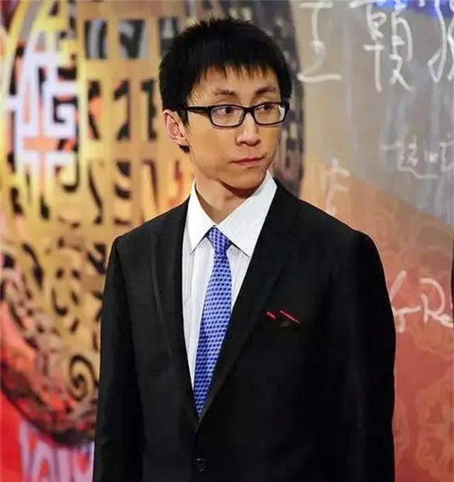 数学奇才:大三破解数学界难题获100万奖,22岁成正教授级研究员_刘路