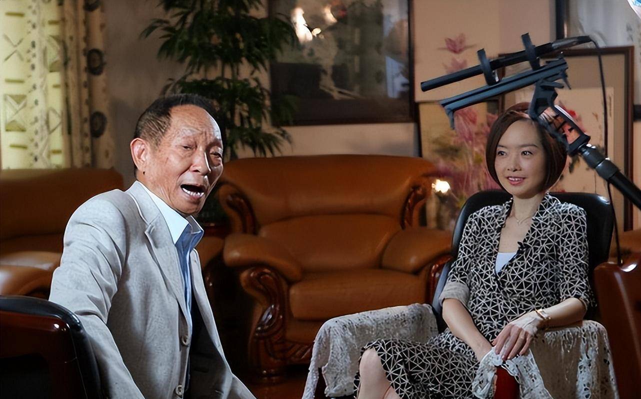 跷二郎腿,坐着和学者握手,53岁的鲁豫为何越来越让人讨厌?