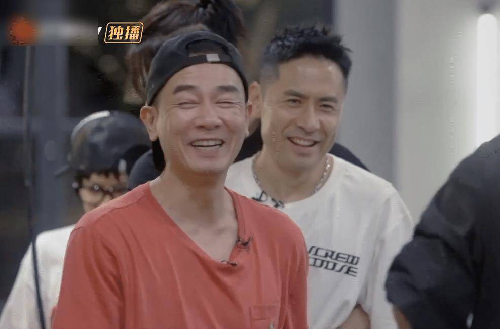 黄贯中为陈小春弹生日歌,陈小春送其水壶,兄弟情真的