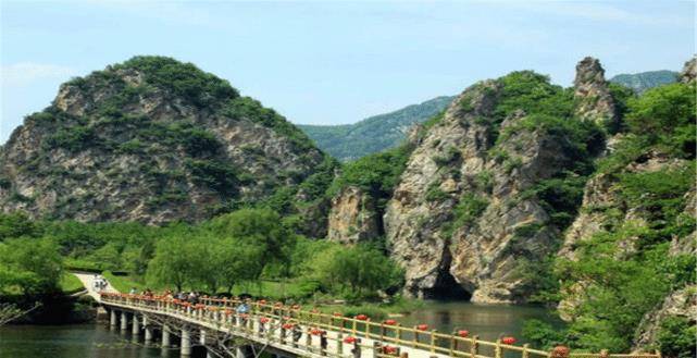冰峪景区位于辽宁的庄河市仙人洞镇北部,尽管辽宁的旅游业发展领先