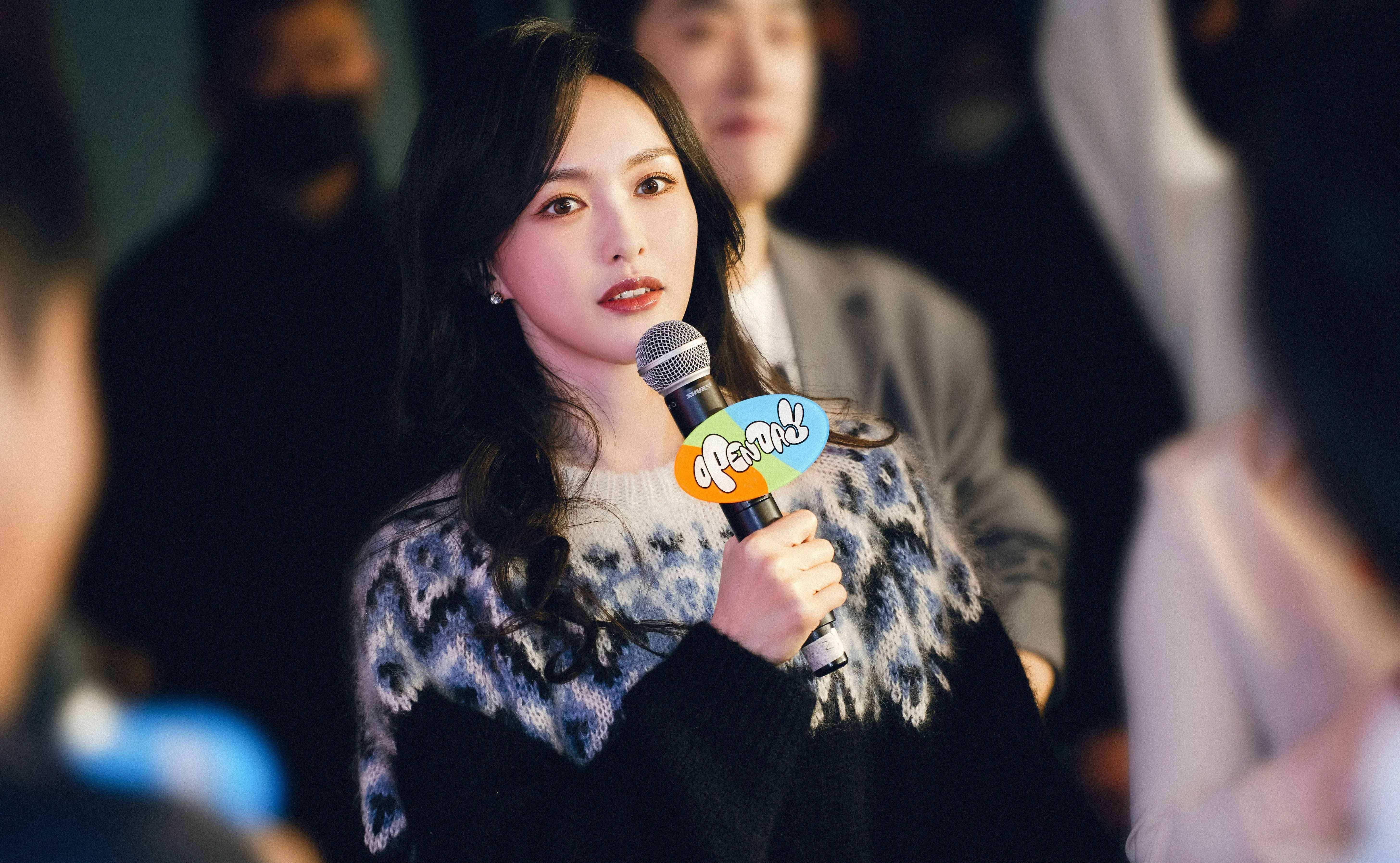 首映礼上穿了和唐嫣《繁花》路演一样的毛衣_时尚_碰撞_事件