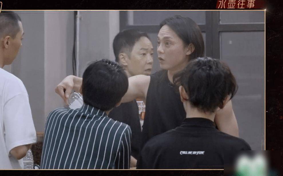 黄贯中为陈小春弹生日歌,陈小春送其水壶,兄弟情真的