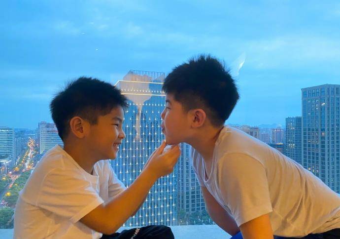 昨晚,沙溢晒出自拍和两个儿子的照片,说:"以前喝酒要么是聚会要么是