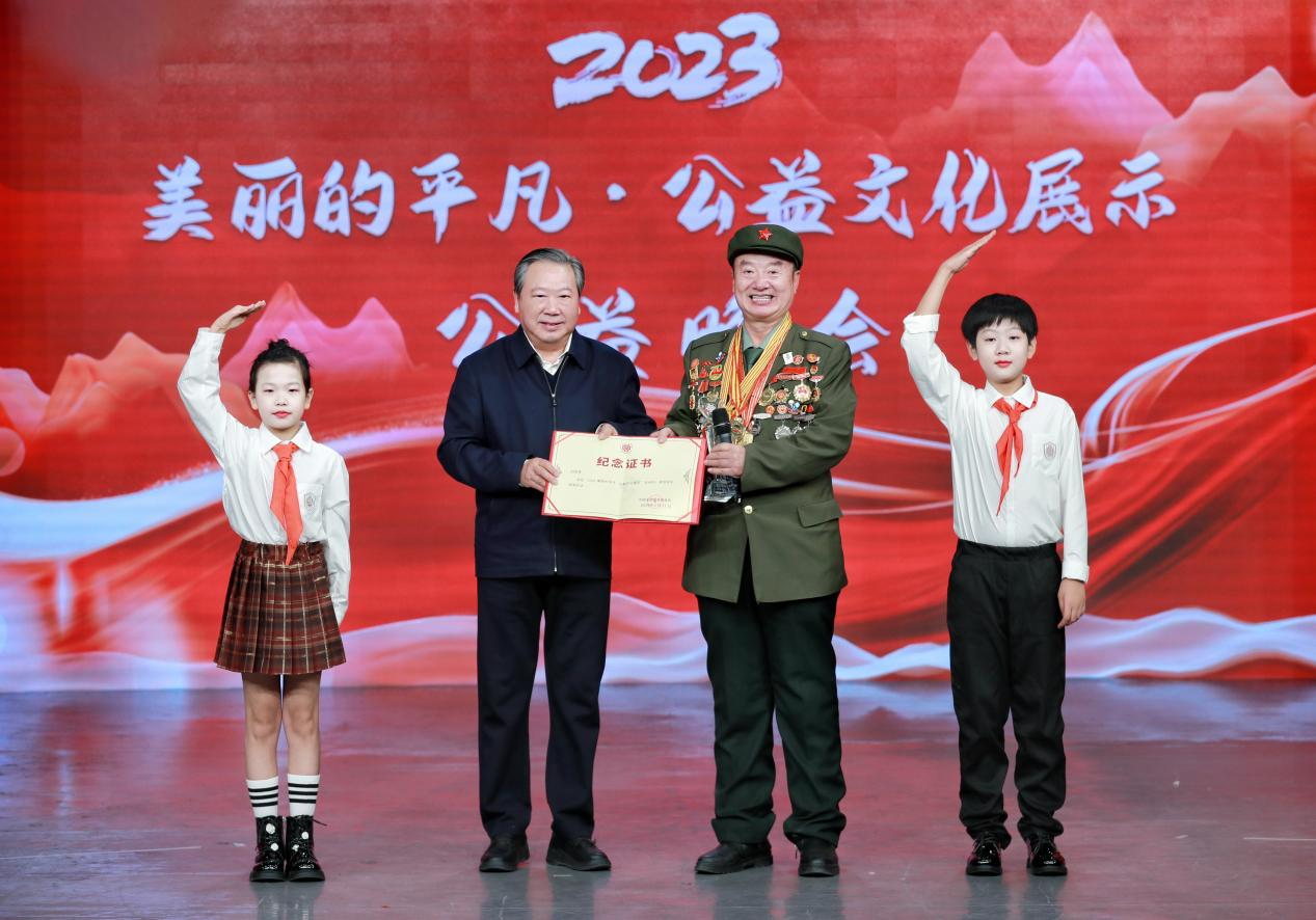 京城好人刘学军,他是一个兵,他把雷锋当榜样;他是个甲级身体的硬小伙