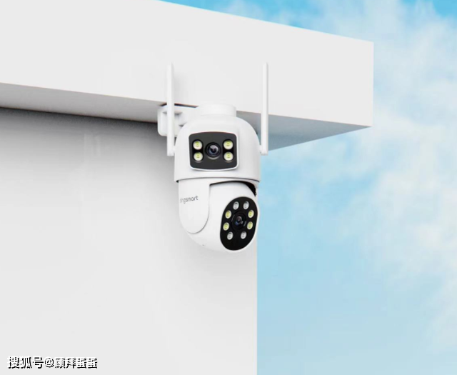 下方的为可旋转摄像头,支持多角度监控,而顶部的为固定视角摄像头,就