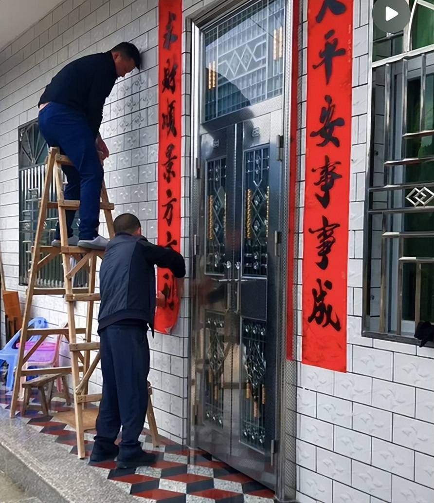 春节贴春联,讲究特别大,"左右"贴不对,福气挡外头!