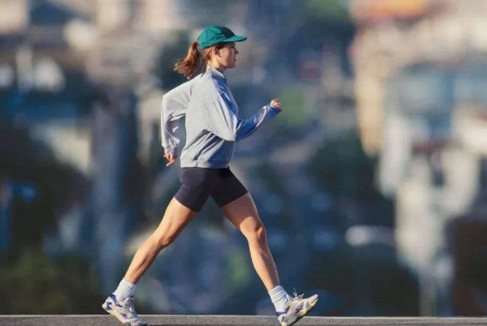 有利于人体各器官的发育,其实跳绳是一种全身的肌肉参与的运动,不仅能