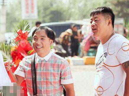 他是赵本山长的最丑的徒弟, 也是宋小宝的小舅子, 妻子却非常漂亮