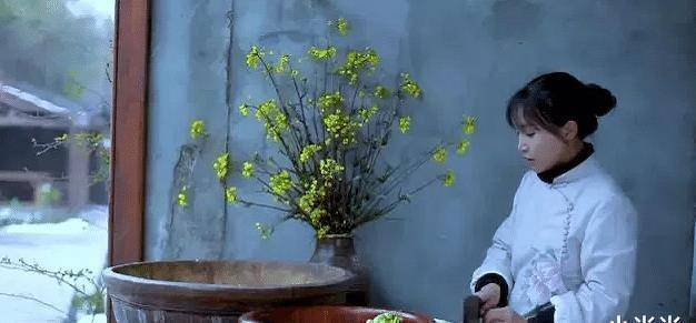 谁说李子柒只穿汉服?罕见皮衣配"大波浪"去大城市逛街,很洋气!