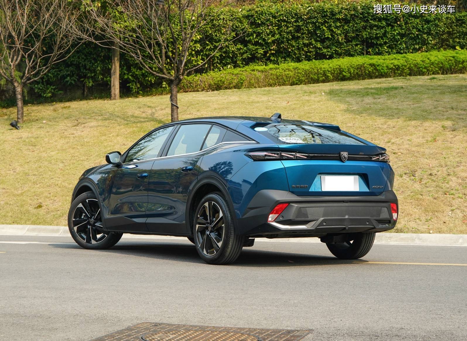 掀背轿跑车身,配3d裸眼仪表 飞机