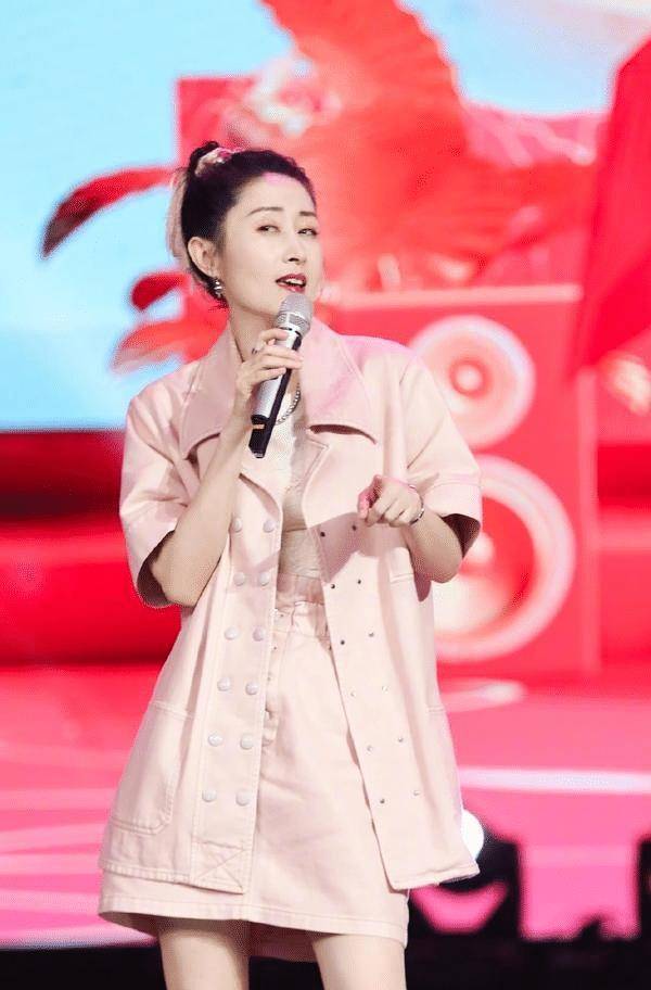 刘敏涛气质又开挂了,穿黑色大衣配腰带走机场,显高显瘦又高级_女性