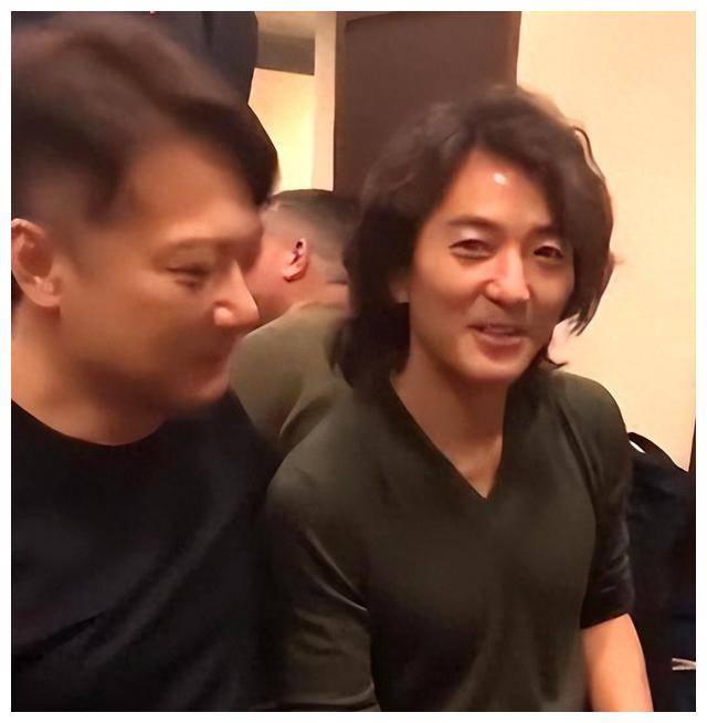 56岁郑伊健返港聊天心不在焉,近照憔悴惊现素人?_事业