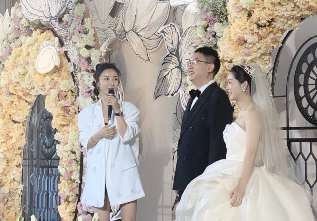 薇娅参加经纪人大婚,被赞真人又瘦又美,现场奢华不亚于明星婚礼_团队