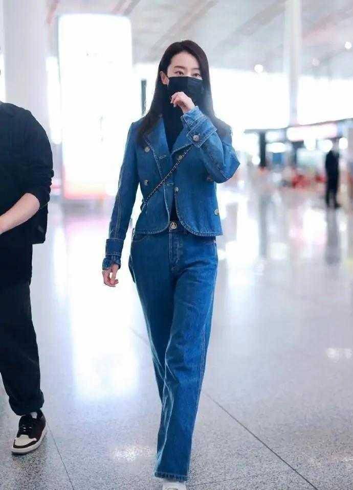 张小斐火了后衣品真高级,一身牛仔穿搭简洁大气,明星