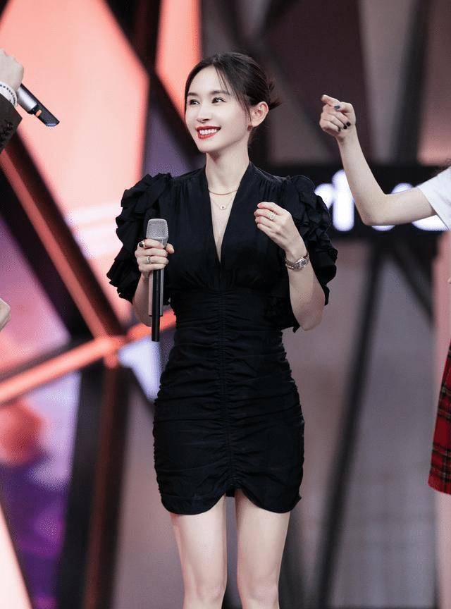 王子文真懂自己身材优势,穿裸色v领连衣裙,穿出1米7即视感_方式_基础