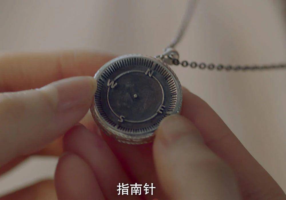 那就是林亦扬的指南针纹身,位置是在人鱼线的这里.