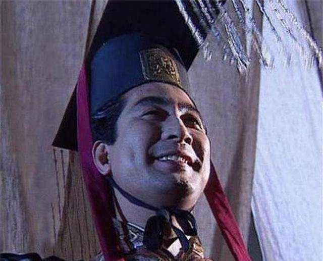 在158年的某一天,一千多兵士突然出现,包围了梁冀的大将军府.