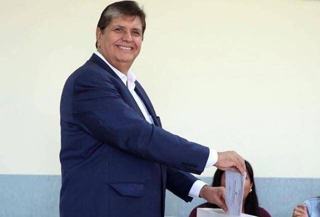 1975年,莫拉莱斯将军接管秘鲁政权,进行政治革新,民主选举随之而来.