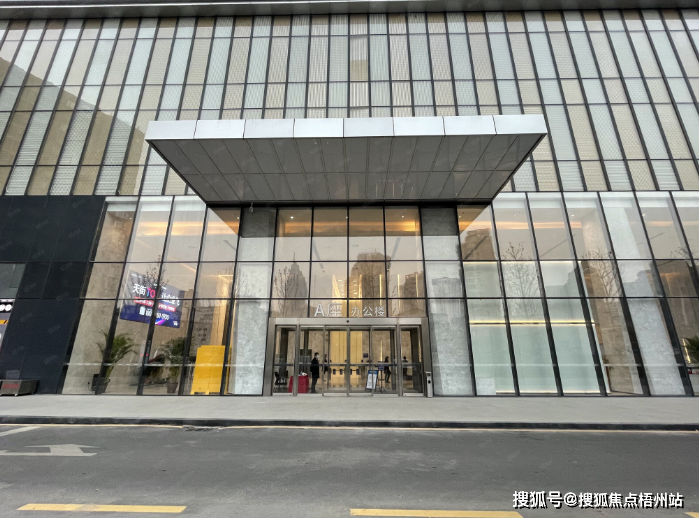 武汉葛洲坝龙湖江宸写字楼的性价比相对较高.以下是一些具体的优点:1.