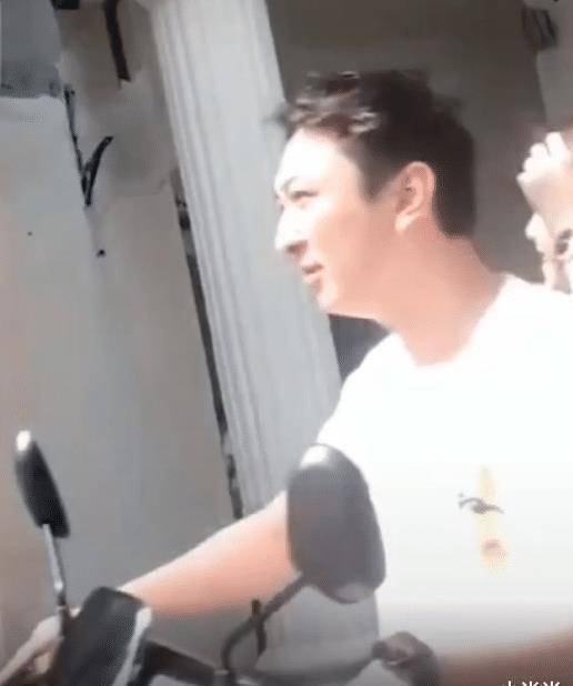 王思聪骑"电瓶车"带美女兜风,网友:同款的电动车,没有同样的命!