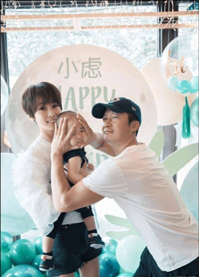 谢楠曾经特别抗拒二胎,但此刻的她,非常开心生了两个宝贝.