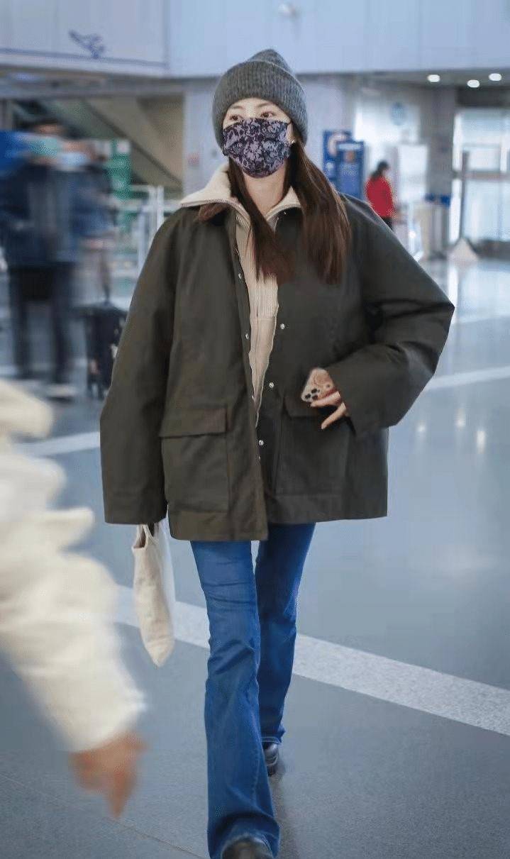 张雨绮恋爱后越来越会穿,连帽皮衣配阔腿裤,1米2大长腿真抢镜_效果