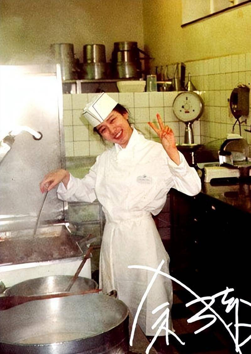 三十年前,佘诗曼瑞士留学旧照,身着比基尼在游艇上尽